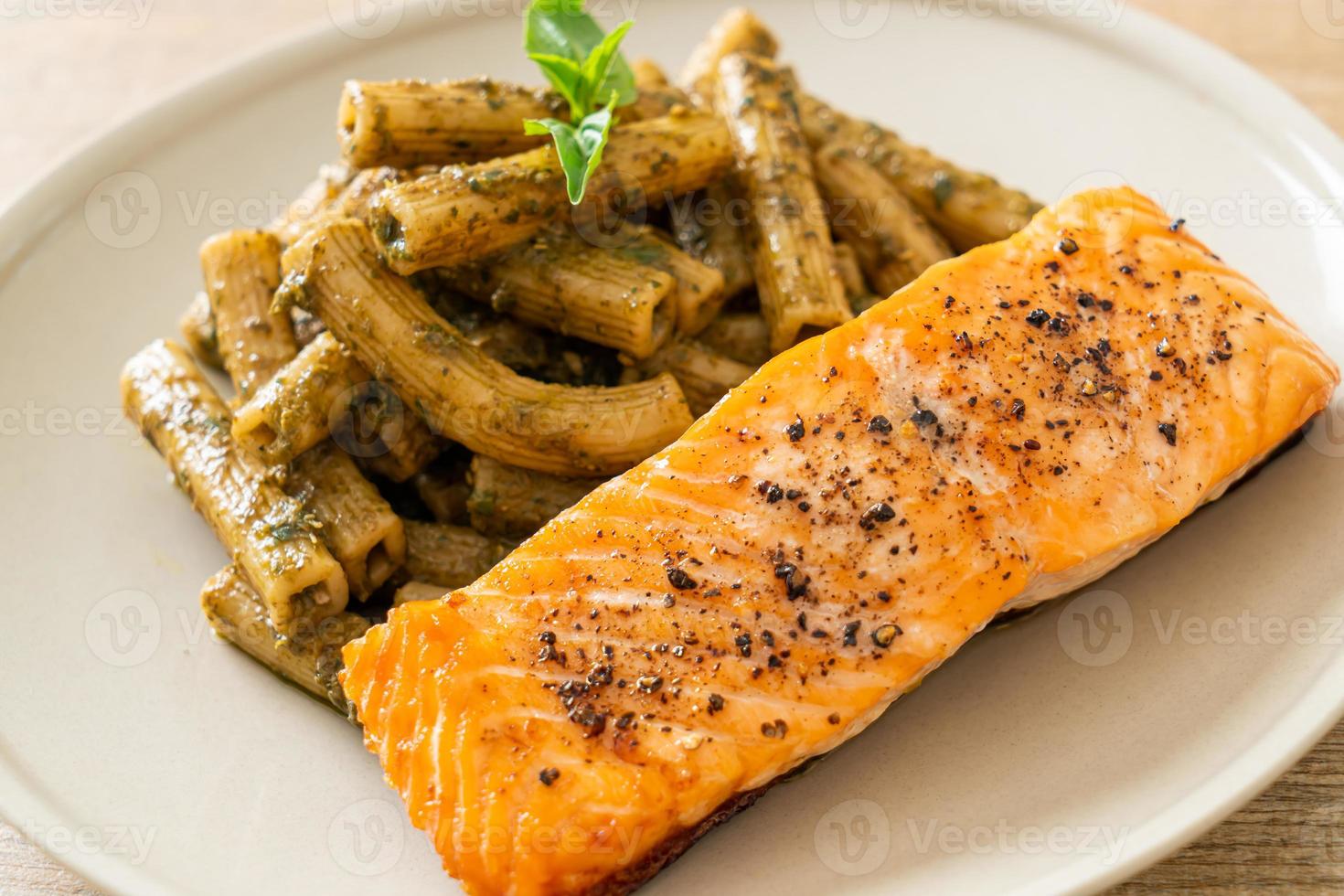 macarrão pesto quadrotto penne com filé de salmão grelhado foto