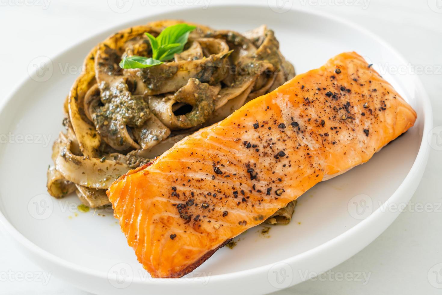 pesto caseiro fettuccine macarrão espaguete com filé de salmão grelhado foto