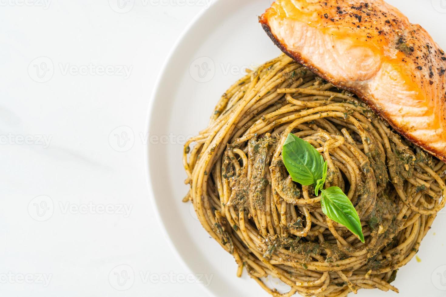 macarrão pesto caseiro espaguete com salmão grelhado - comida italiana foto