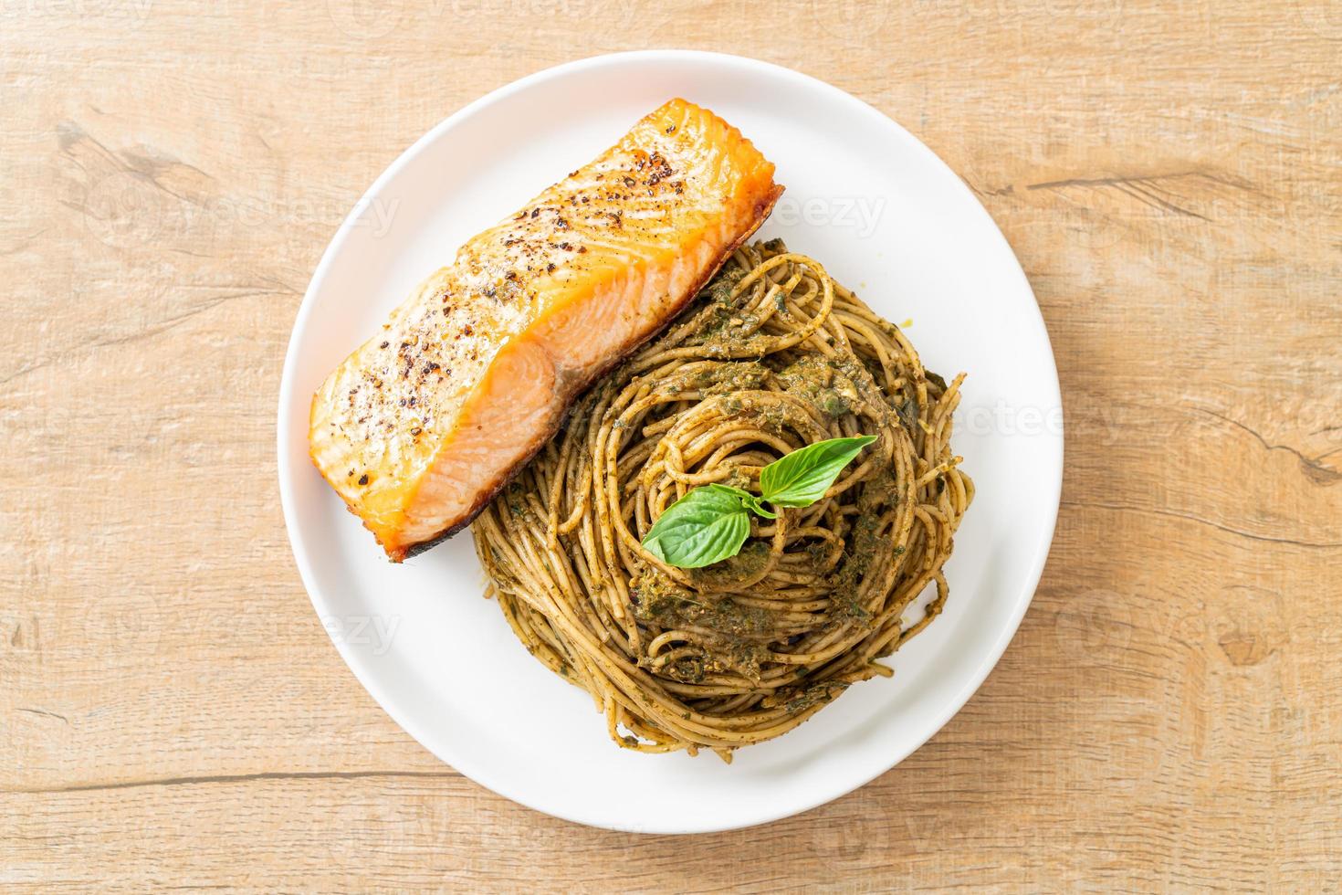 macarrão pesto caseiro espaguete com salmão grelhado - comida italiana foto