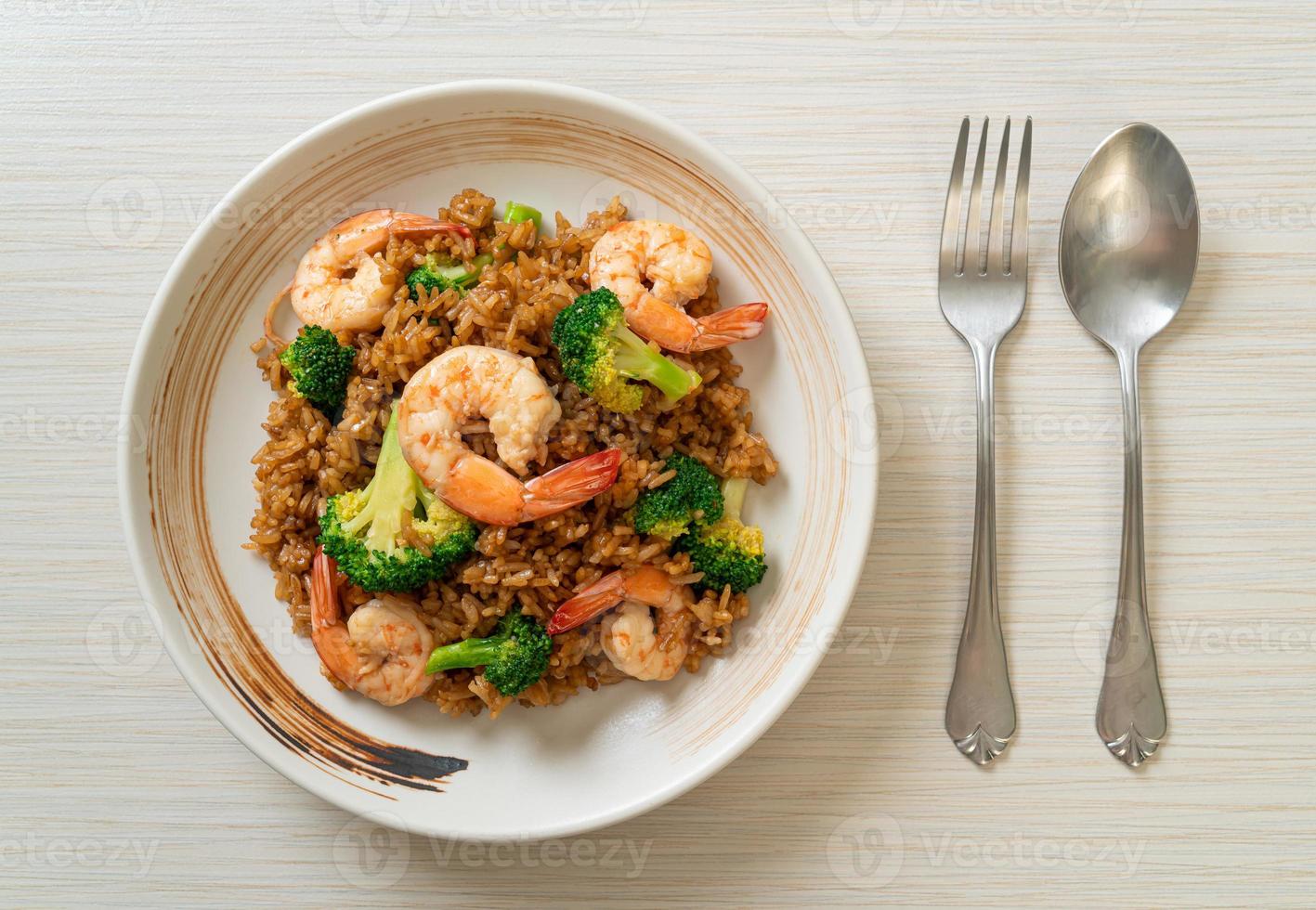 arroz frito com brócolis e camarão - comida caseira foto