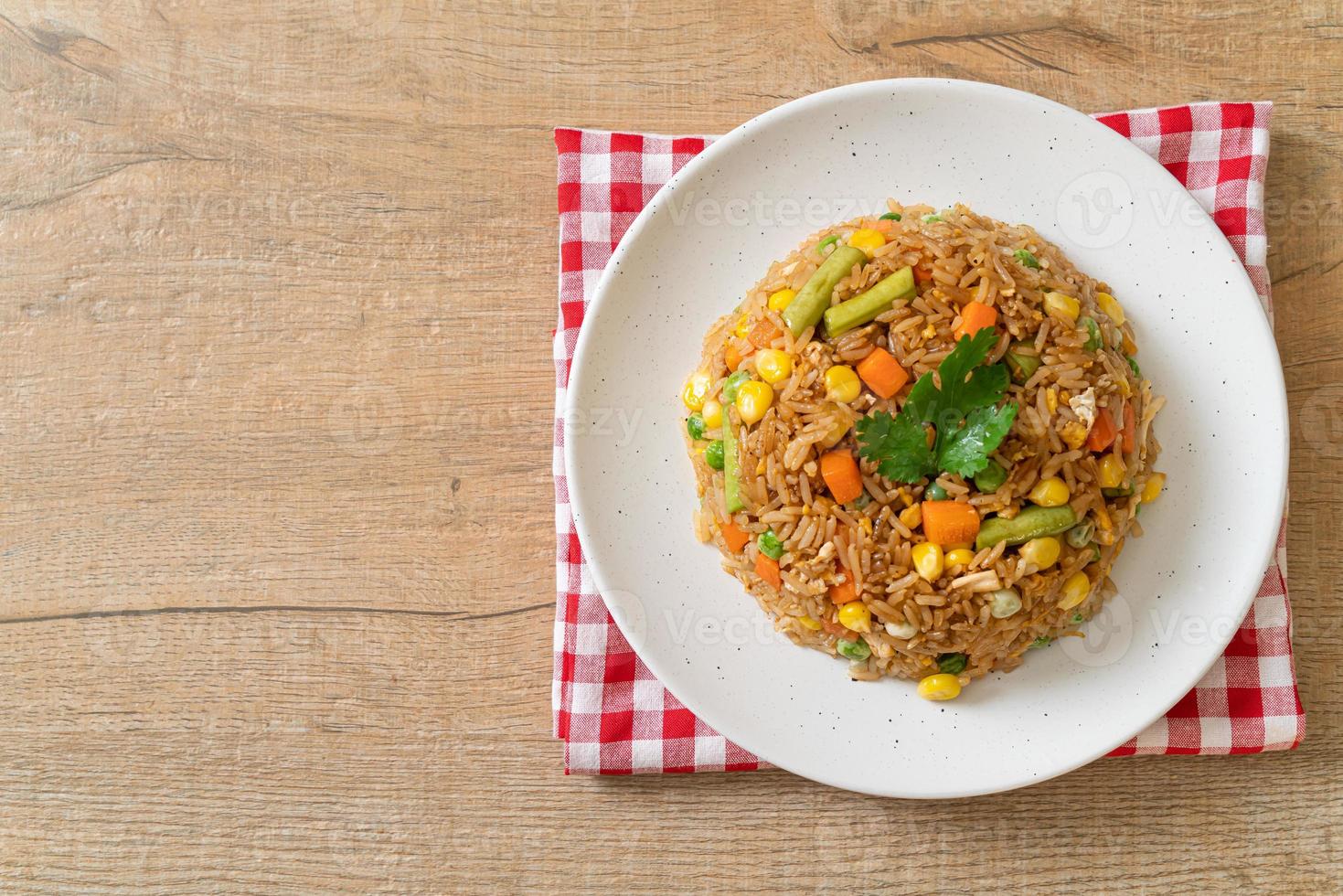 arroz frito com ervilha, cenoura e milho - comida vegetariana e saudável foto
