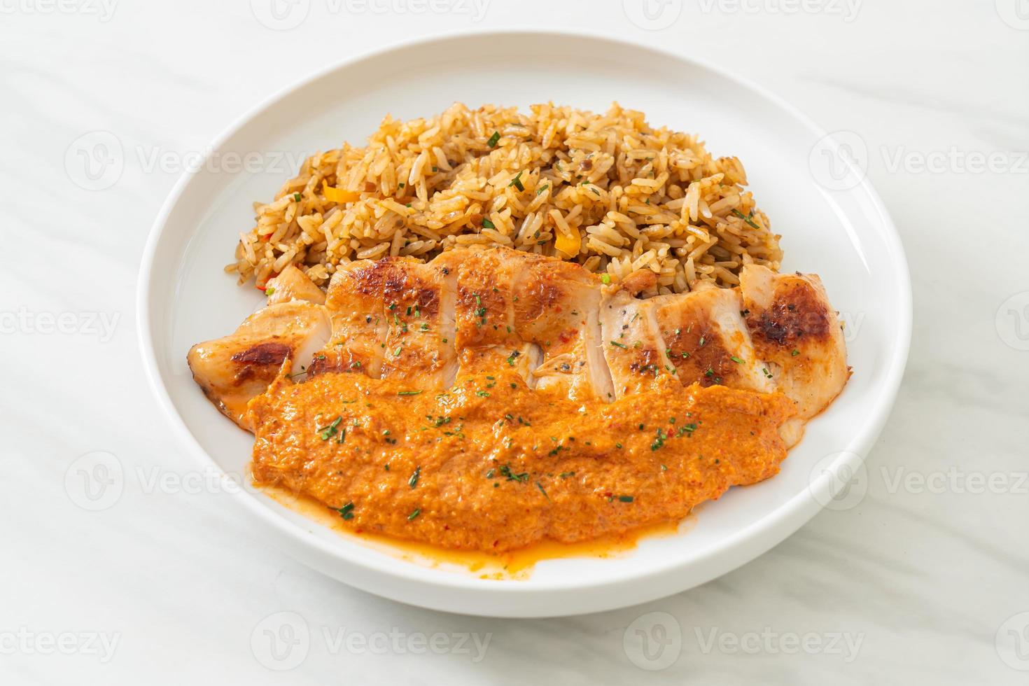 bife de frango grelhado com molho de curry vermelho e arroz - estilo de comida muçulmana foto