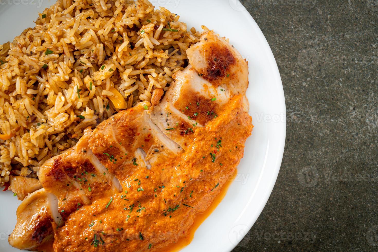 bife de frango grelhado com molho de curry vermelho e arroz - estilo de comida muçulmana foto