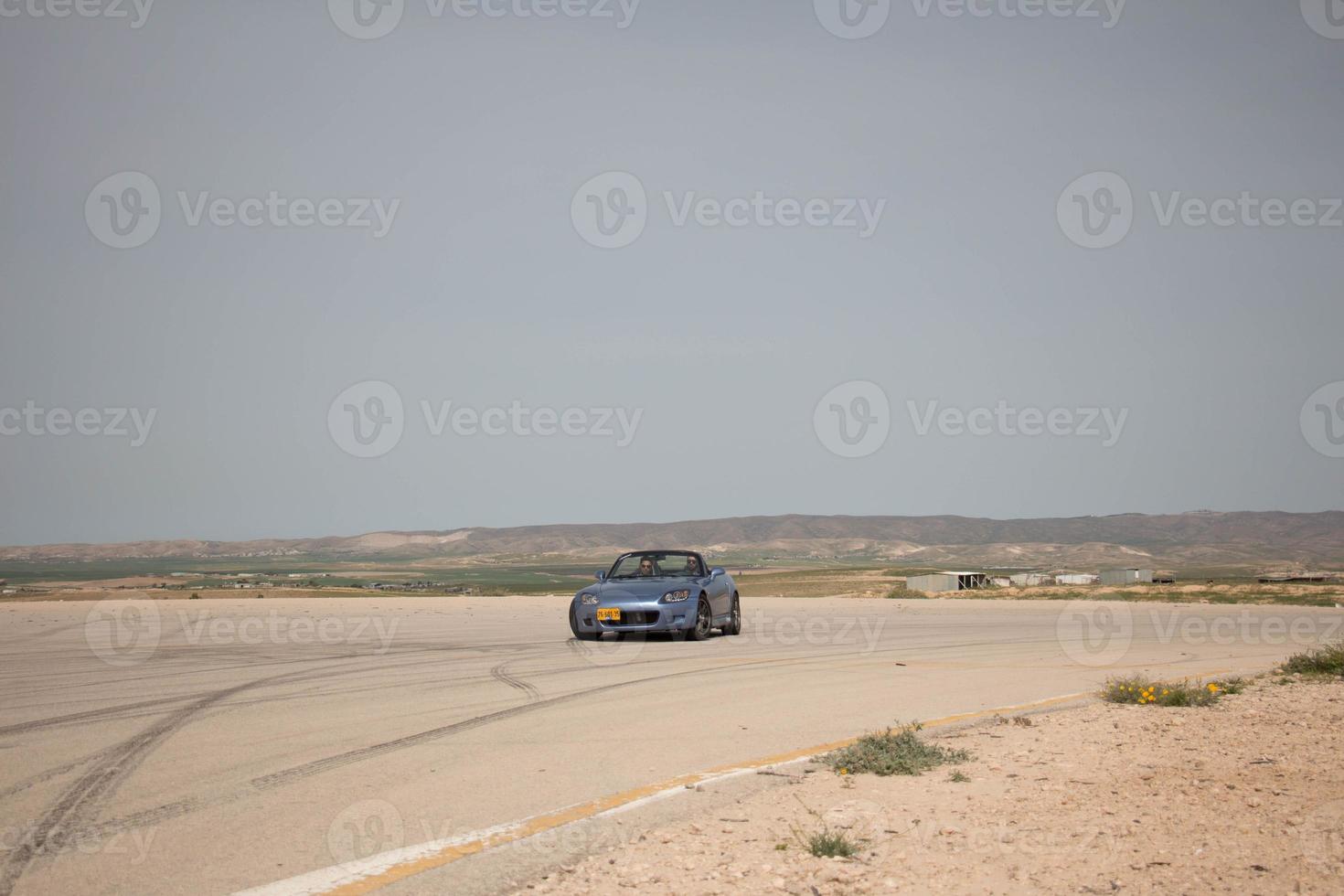 carros na pista de corrida e nas estradas do deserto foto