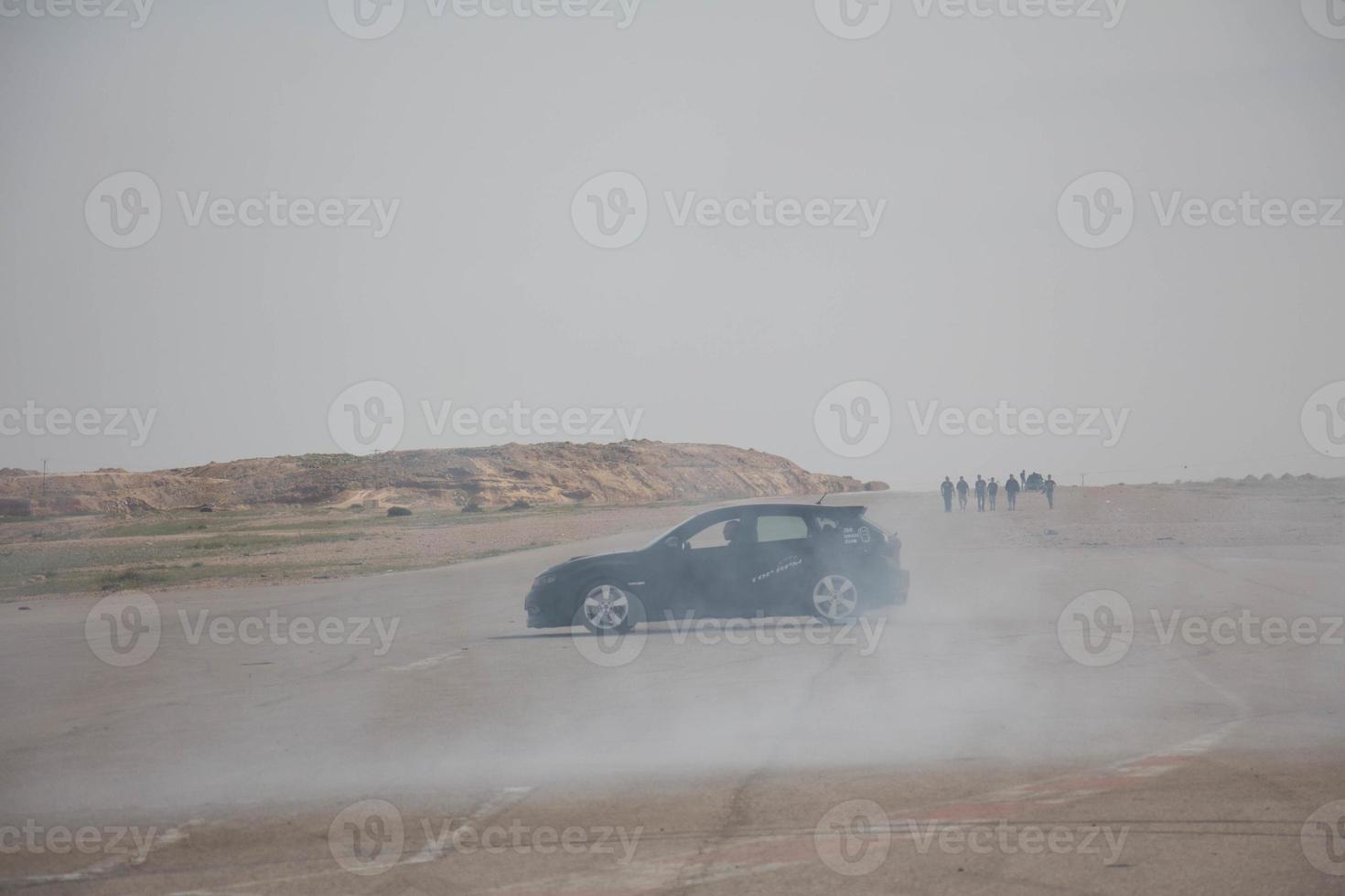 carros na pista de corrida e nas estradas do deserto foto