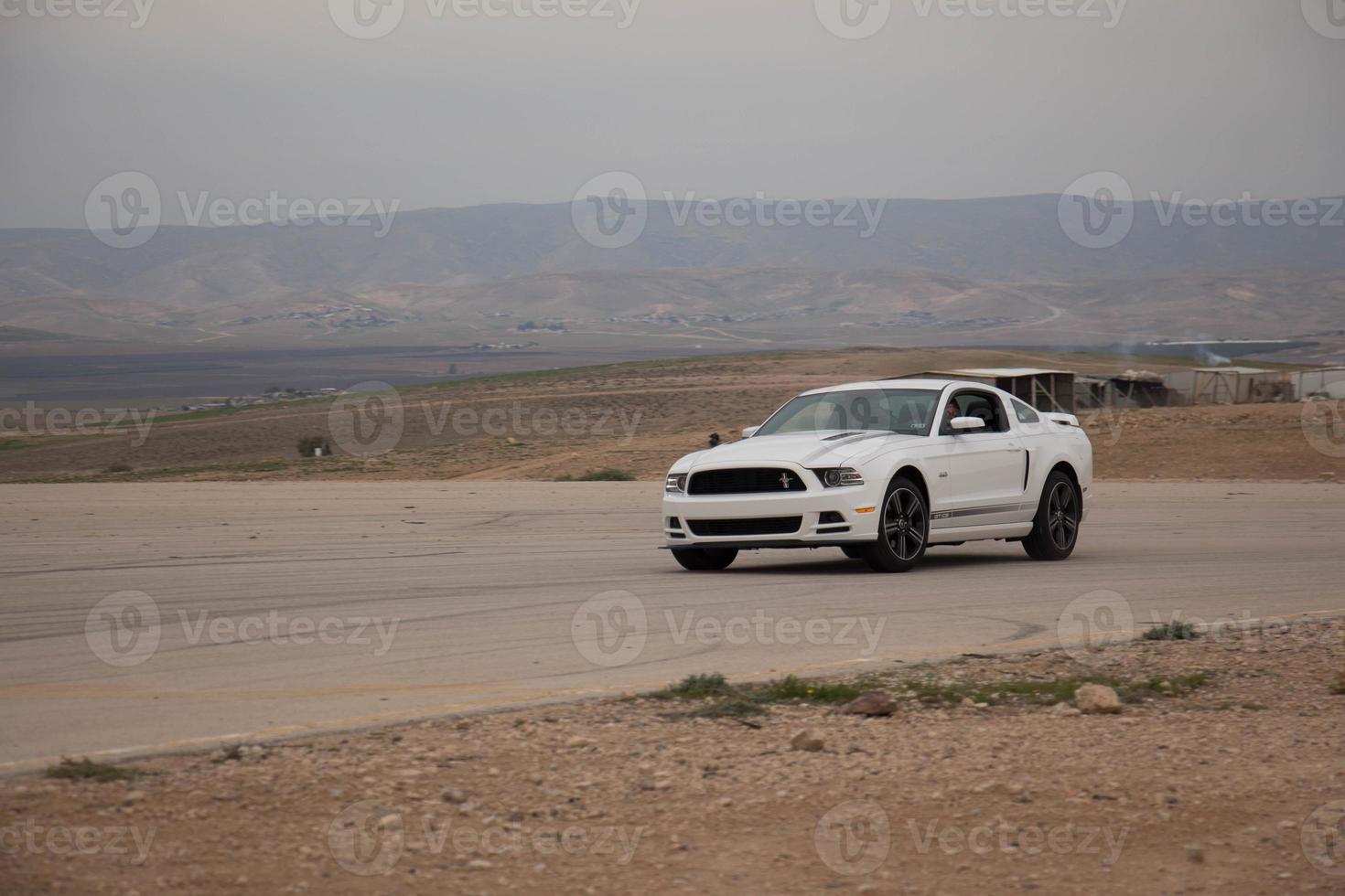 carros na pista de corrida e nas estradas do deserto foto