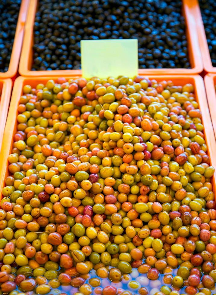 venda de azeitonas vegetais orgânicas saudáveis no bazar foto