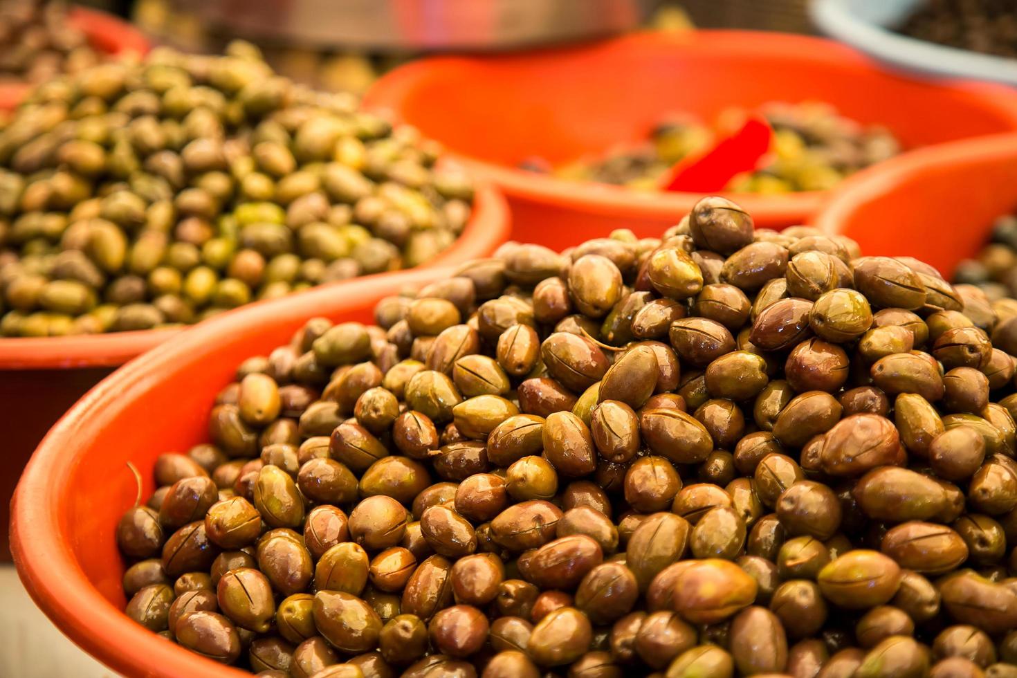 venda de azeitonas vegetais orgânicas saudáveis no bazar foto