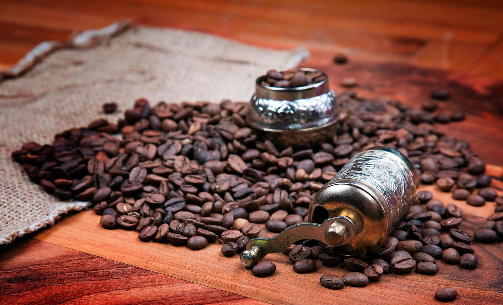 grãos de café torrados naturais foto