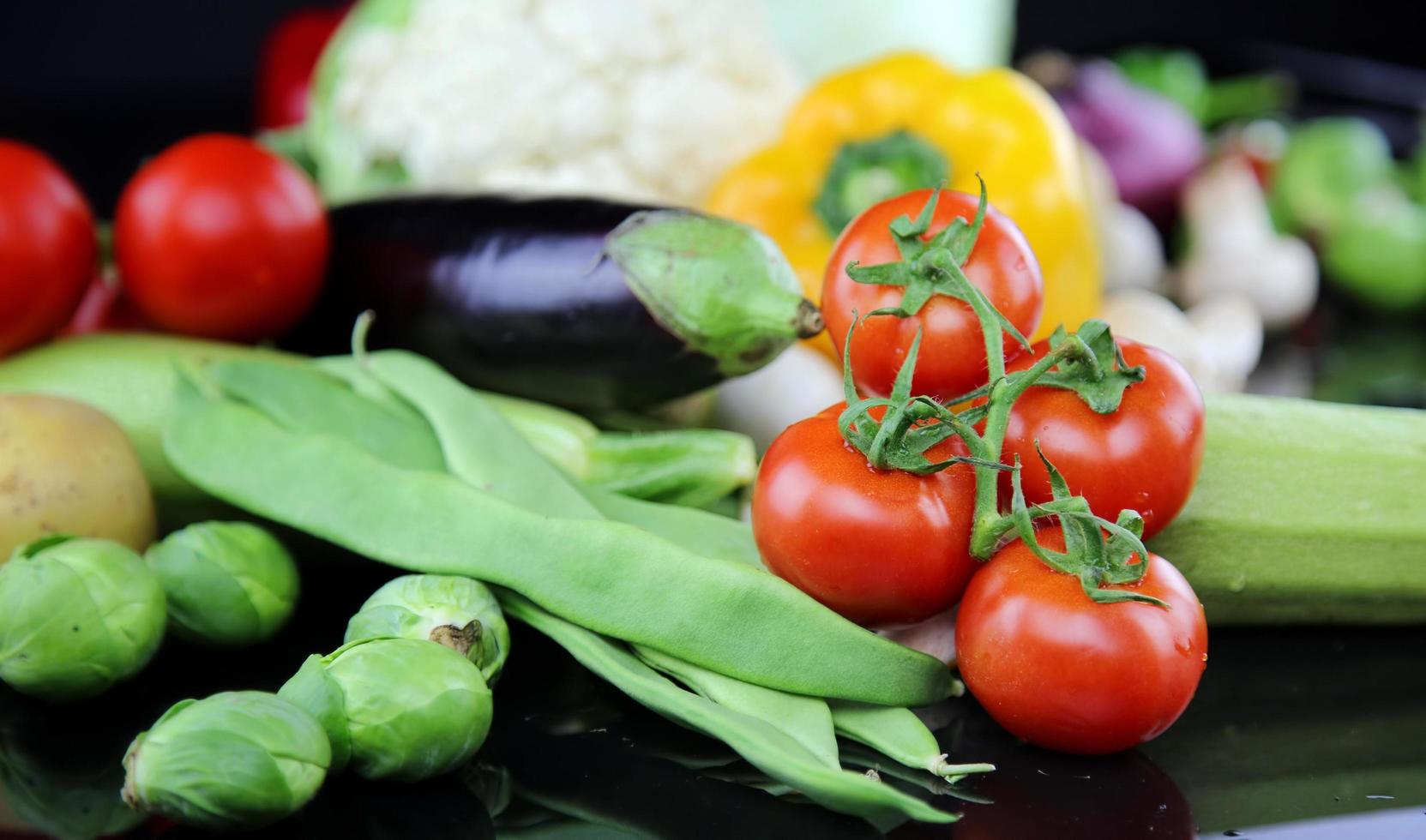 mistura fresca e saudável de composição de vegetais crus foto