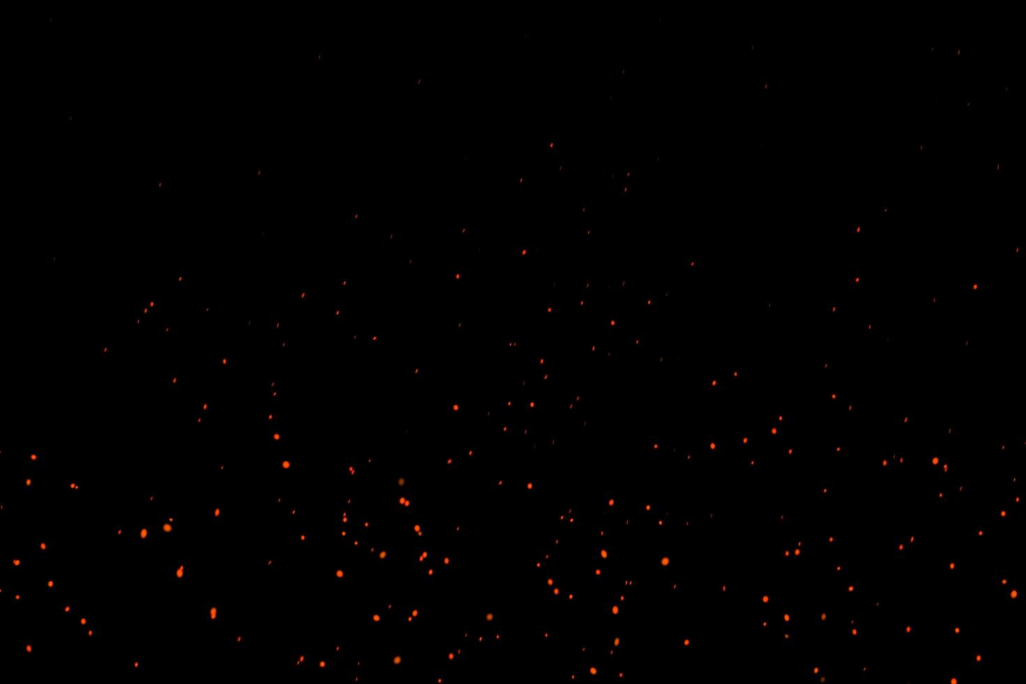 horizontal lindo queimando quente faíscas Aumentar a partir de pequeno vermelho fogo dentro Sombrio noite. abstrato alfa isolado fogo brilhando partículas em Preto fundo.lento movimento. em loop animação. comovente lado.4k foto
