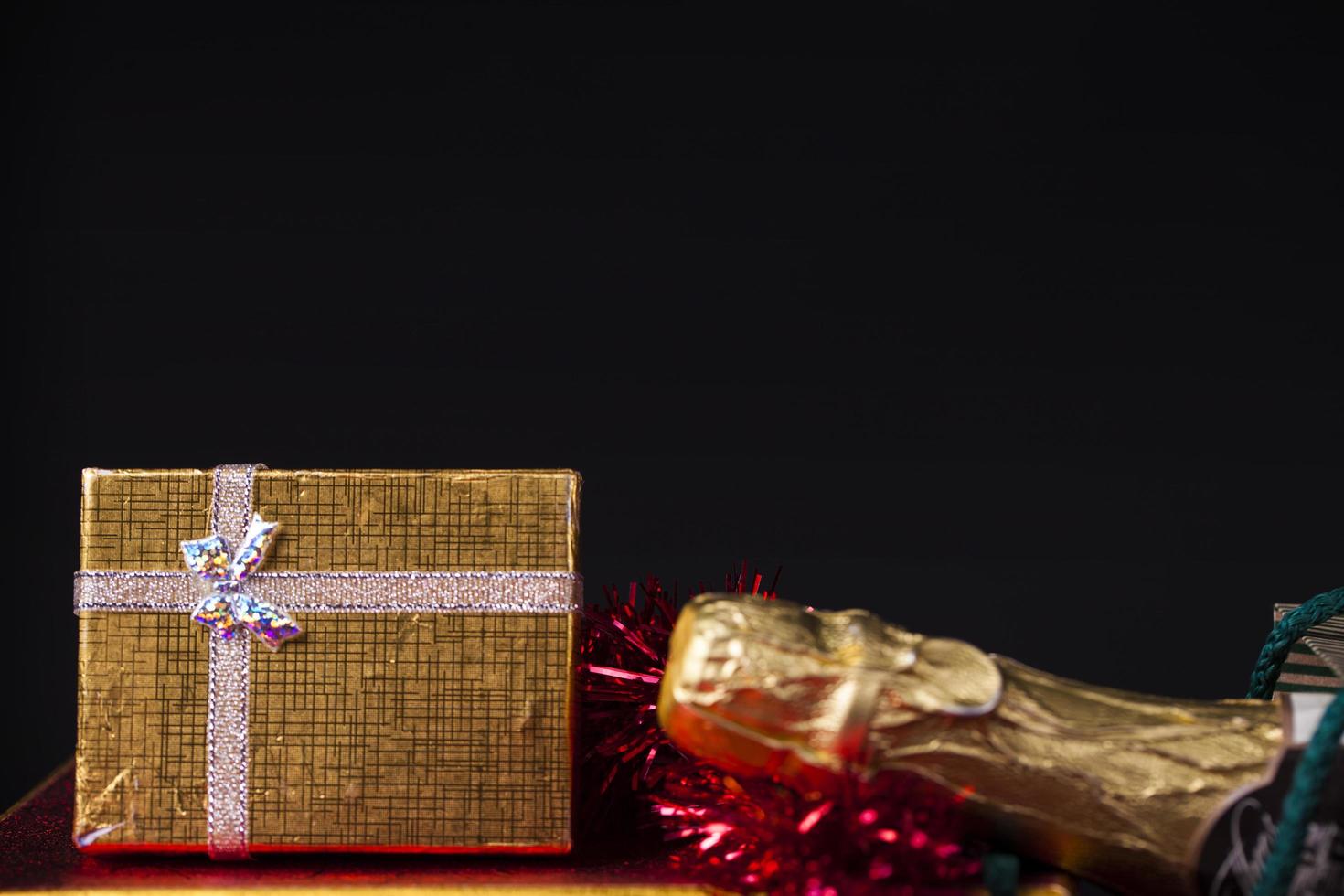 conceito de caixa de presente de champanhe para aniversário de natal e dia dos namorados foto