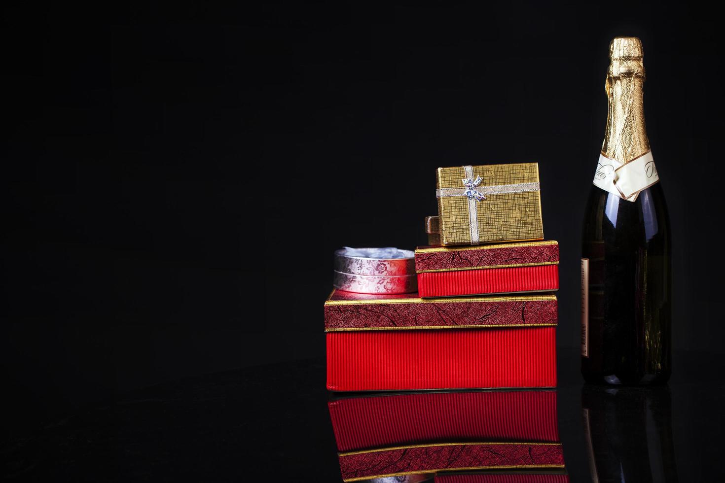 conceito de caixa de presente de champanhe para aniversário de natal e dia dos namorados foto