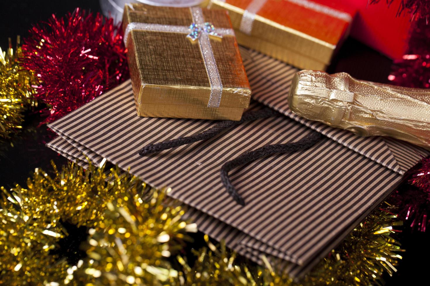 conceito de caixa de presente de champanhe para aniversário de natal e dia dos namorados foto