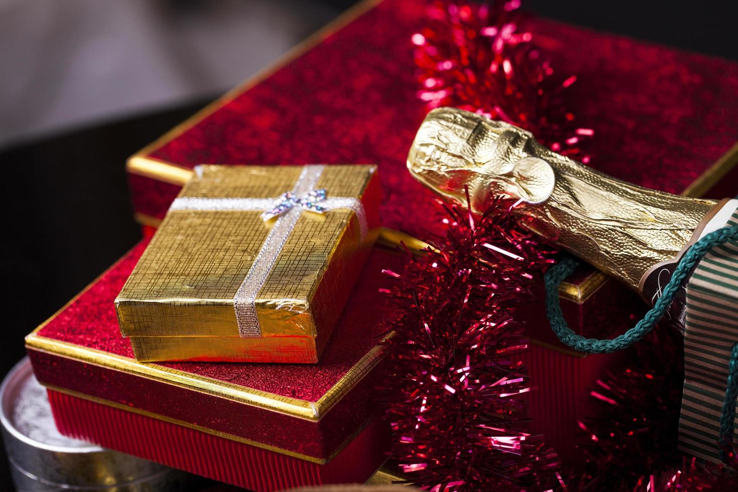 conceito de caixa de presente de champanhe para aniversário de natal e dia dos namorados foto