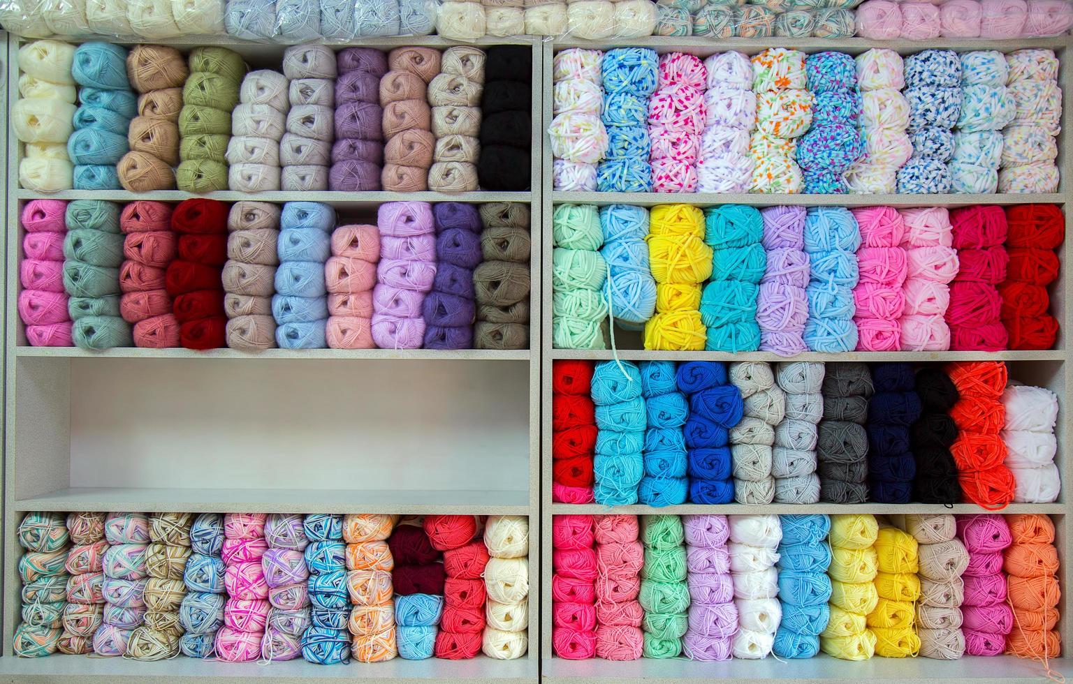 rolos de tecido industrial de material têxtil colorido de algodão foto