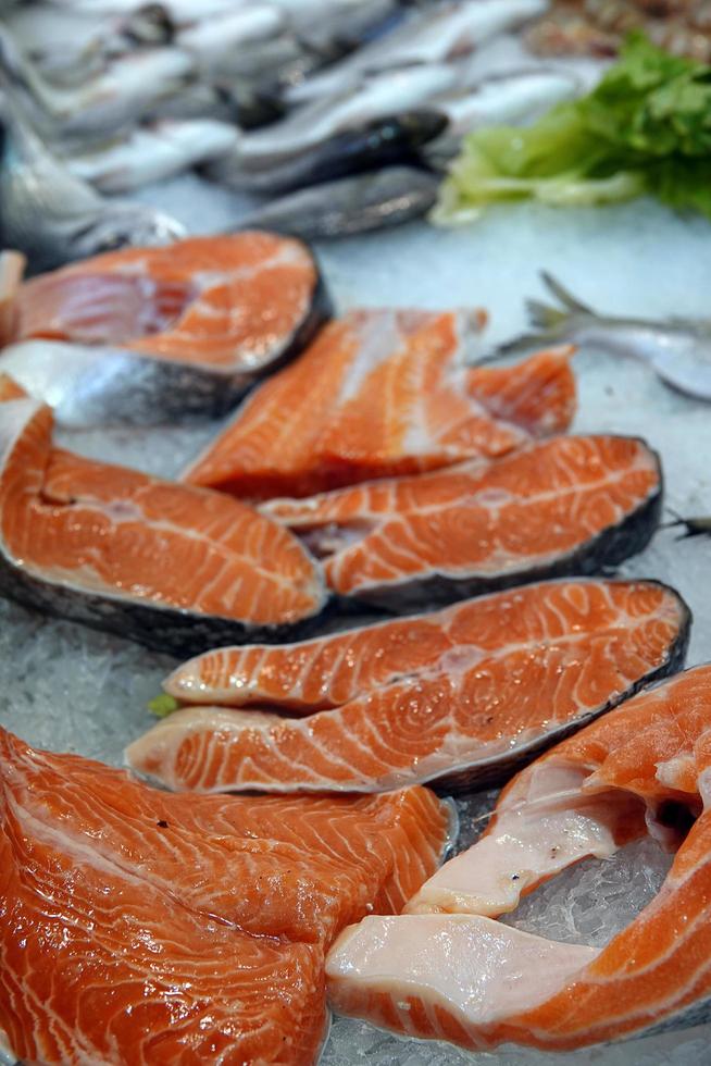 comida crua salmão peixe no gelo foto