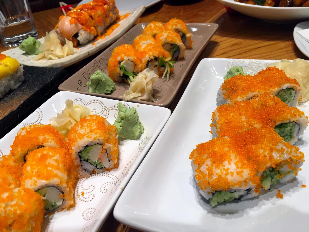 sushi tradicional de frutos do mar do japão foto