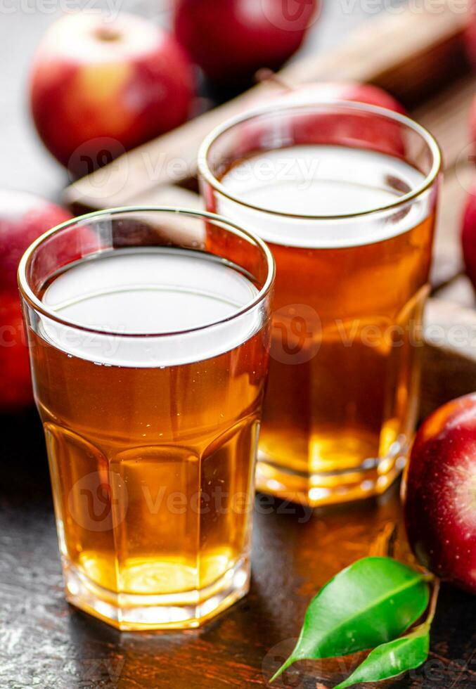 uma vidro do maçã suco em a mesa. foto