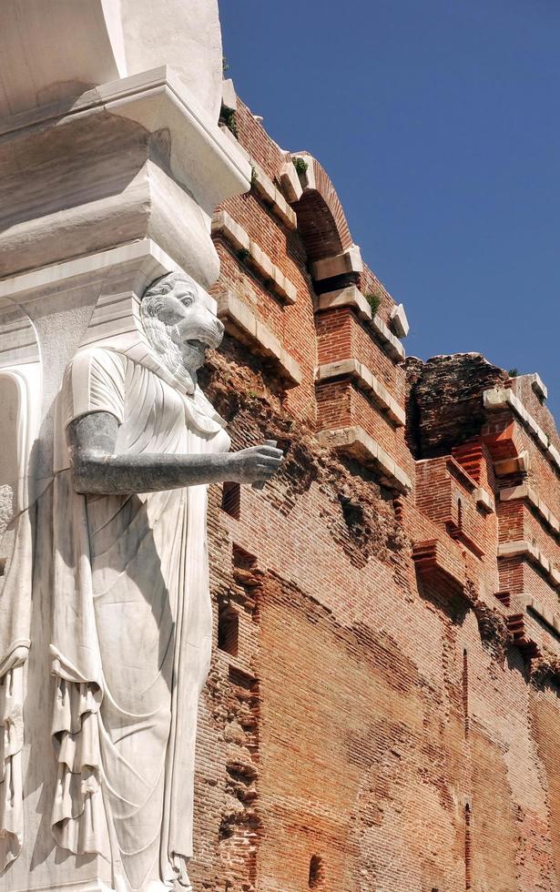 estátua de deusa egípcia em bazilica vermelha de Bergama na Turquia foto