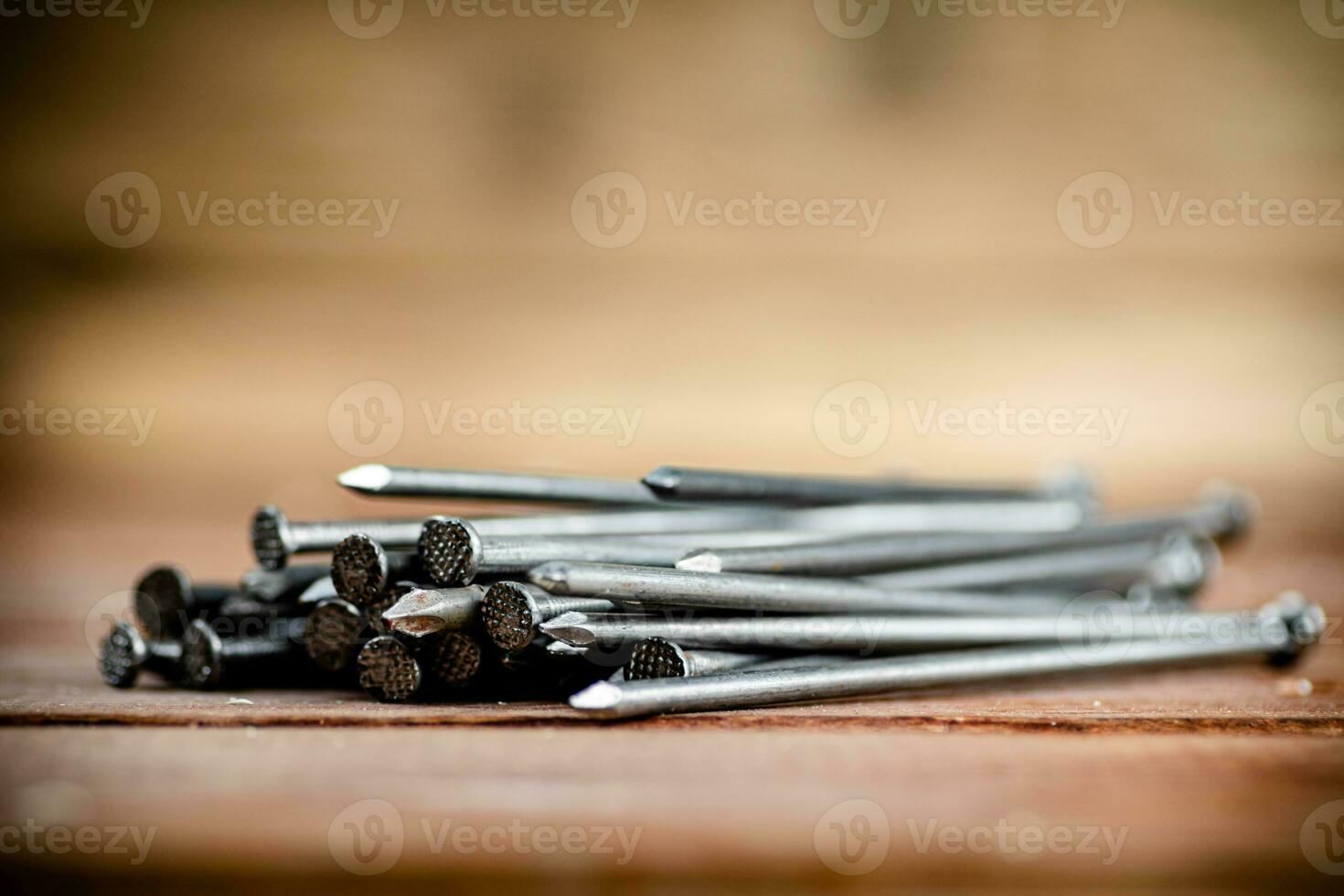 uma pilha do unhas em a mesa. foto