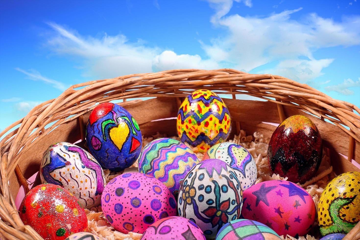 ovos de páscoa coloridos em uma cesta de madeira foto