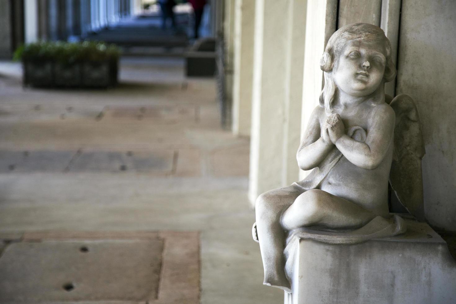 escultura de anjo símbolo da religião cristã foto