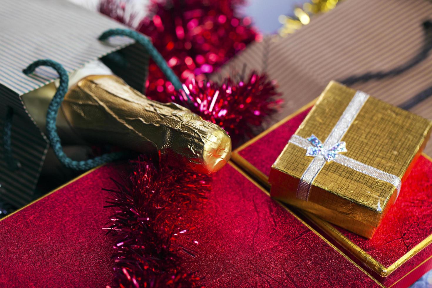 conceito de caixa de presente de champanhe para aniversário de natal e dia dos namorados foto