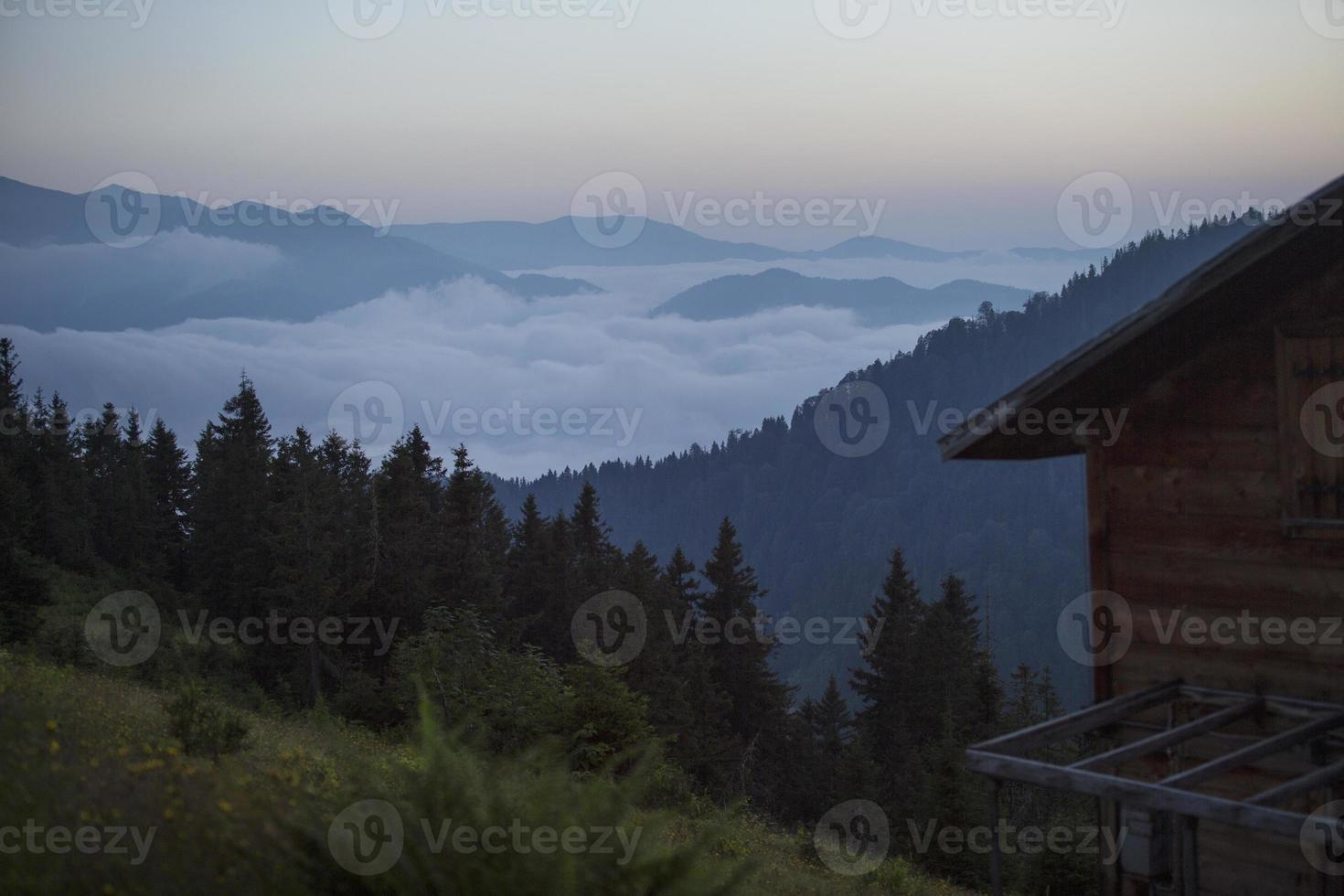 entre a neblina vista para a montanha, pôr do sol, rize, turquia foto