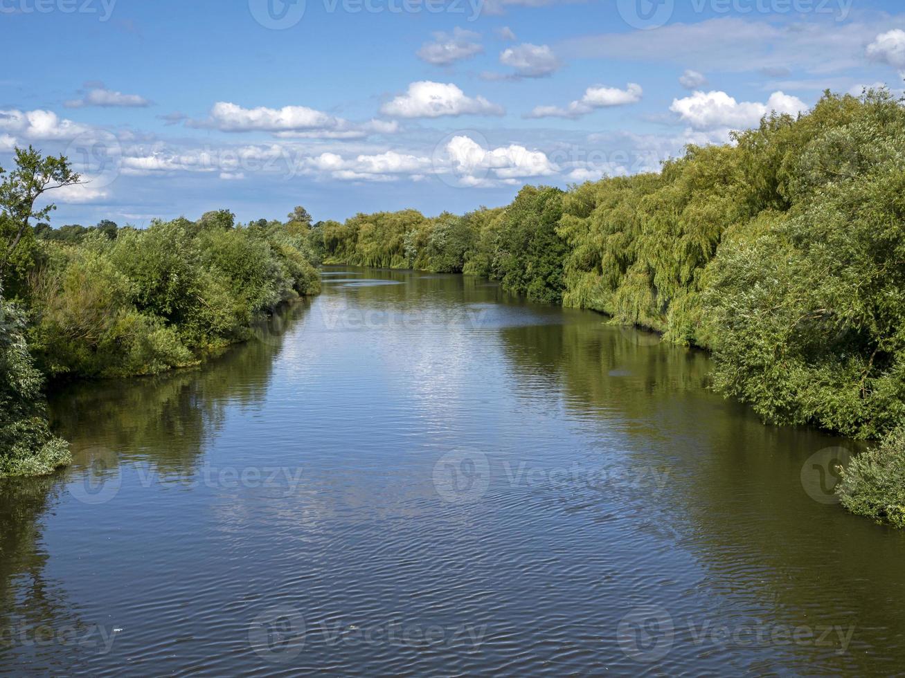 rio ouse perto de york, inglaterra, em um dia ensolarado de verão foto