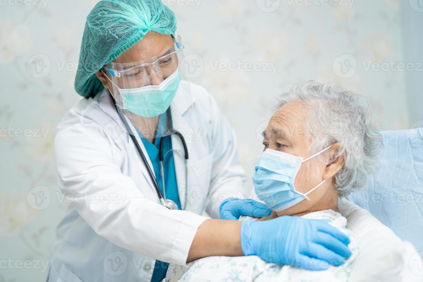 médico asiático vestindo traje de proteção para proteger o coronavírus covid-19 foto