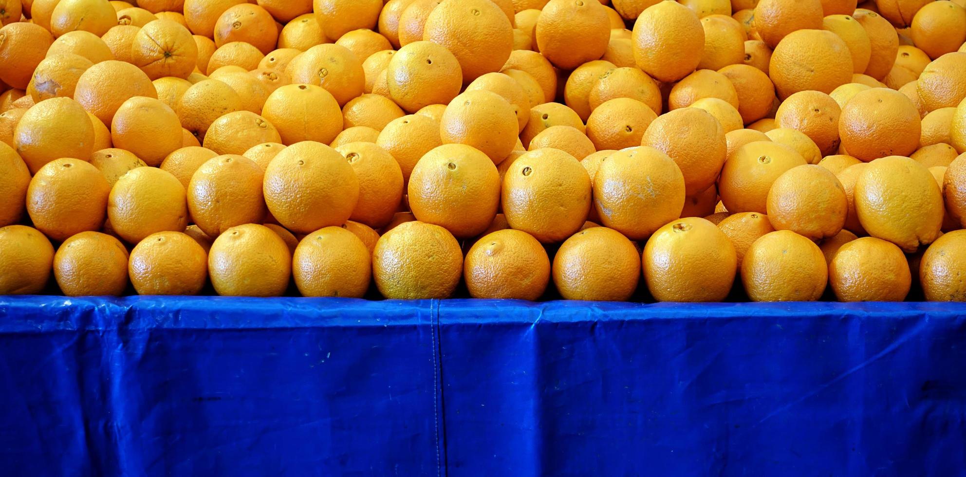 laranja de fruta fresca e suculenta foto