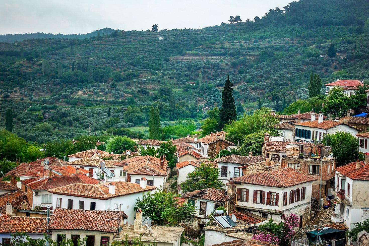 uma bela cidade de centro de turismo antigo sirince foto