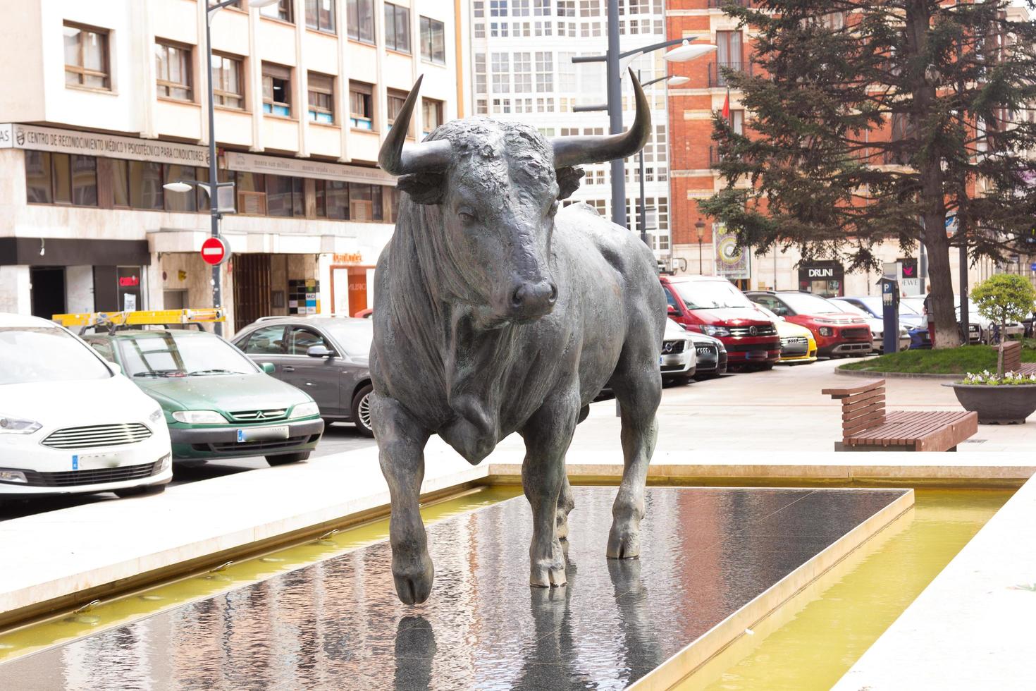 burgos, espanha, 2021 - escultura de touro brigão foto