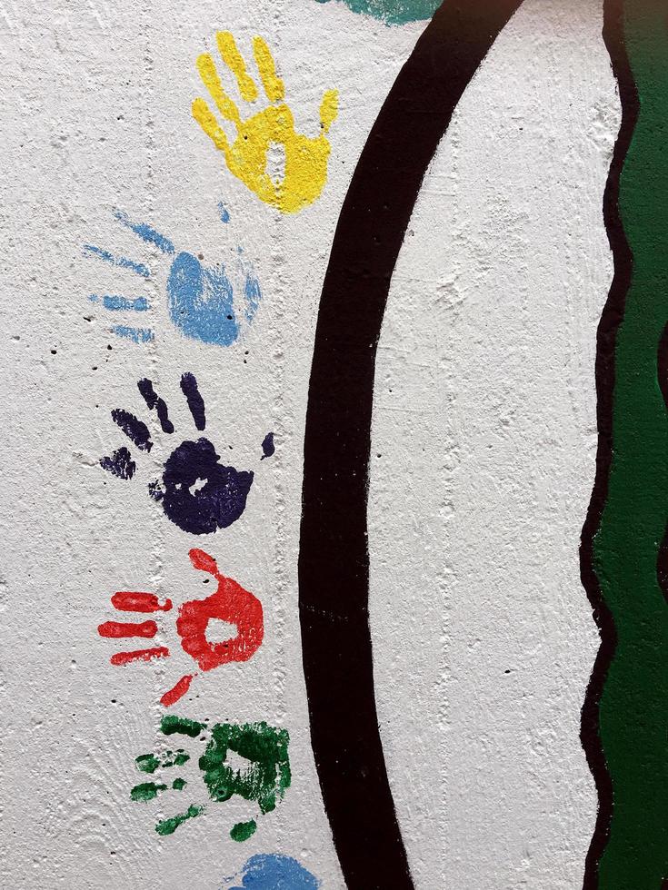 graffiti grunge forma de símbolo de mão na parede de pedra foto