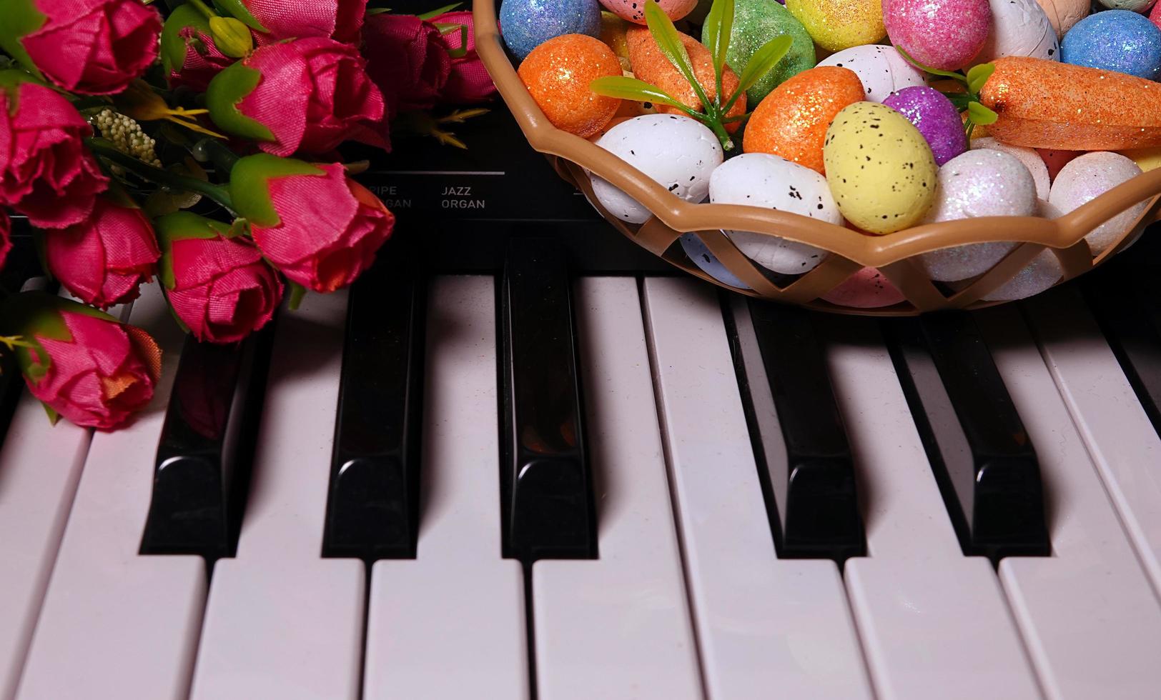 ovos de páscoa pascais e teclas de piano e flores foto