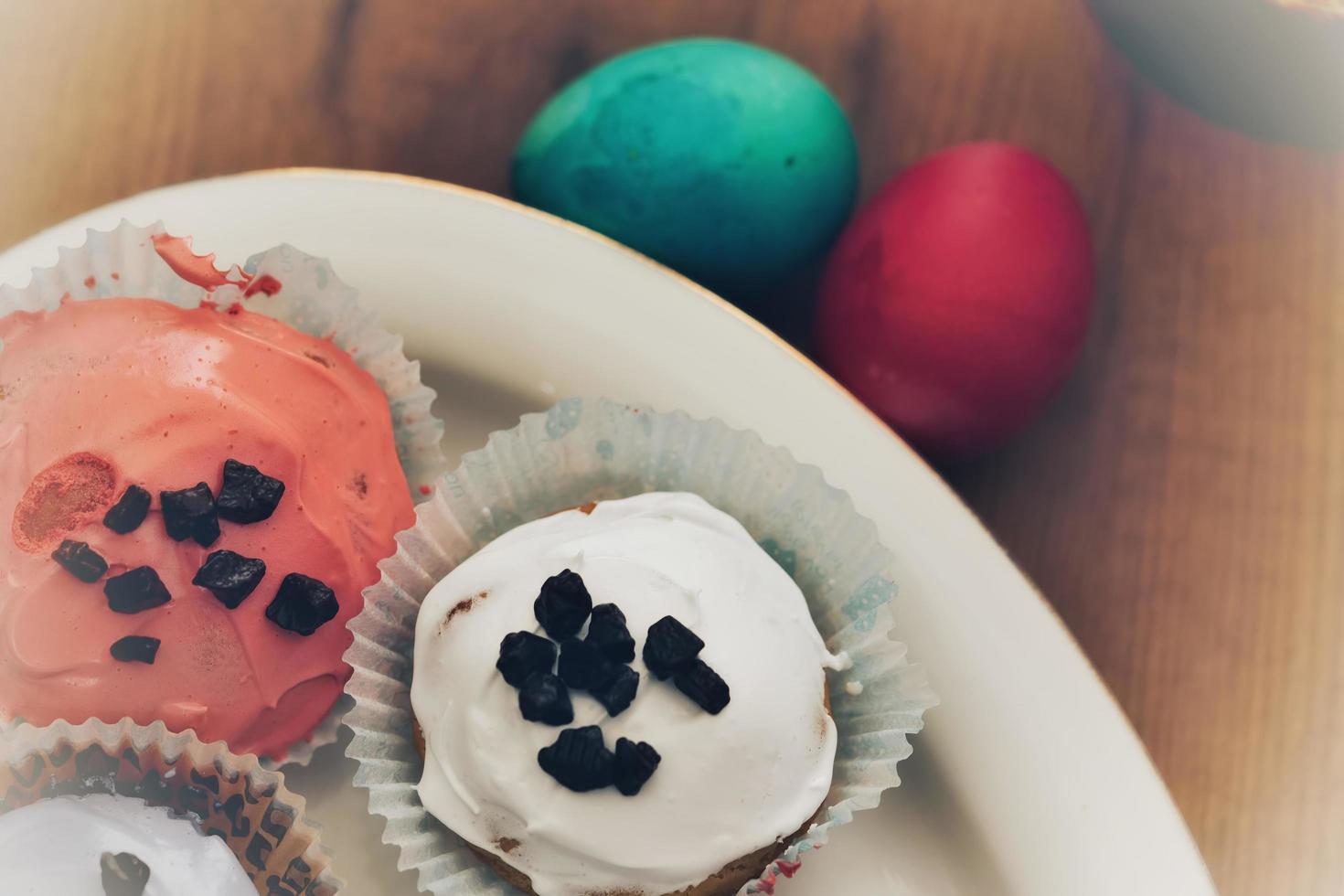 ovos de páscoa pascais e bolo de xícara foto