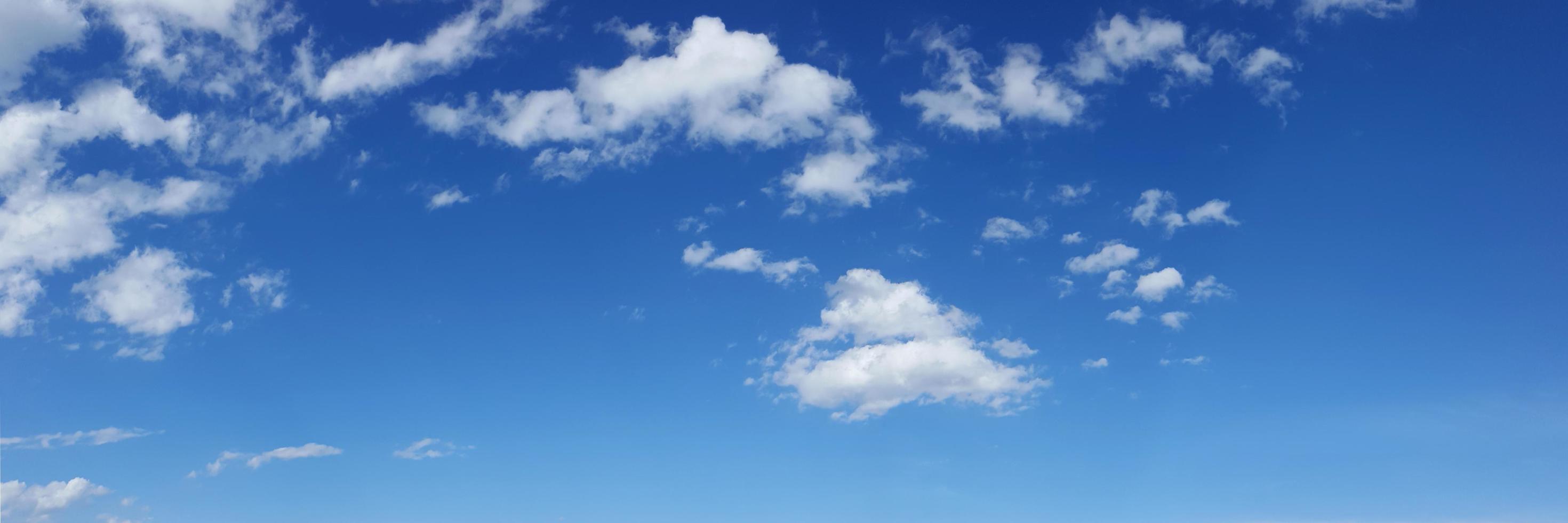 céu panorâmico de cor vibrante com nuvem em um dia ensolarado. foto