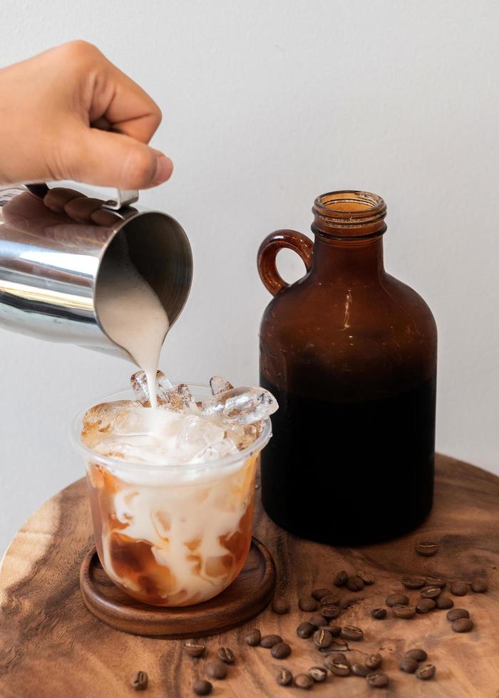 bebida de café gelado com espuma e grãos de café foto