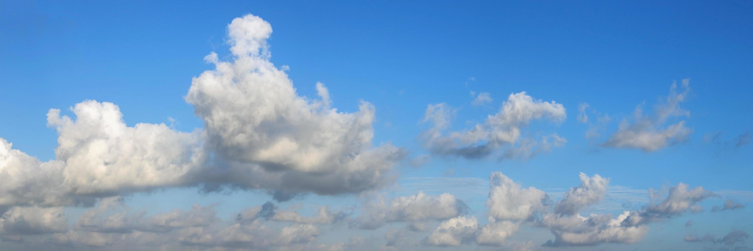 céu panorâmico com nuvem em um dia ensolarado. foto