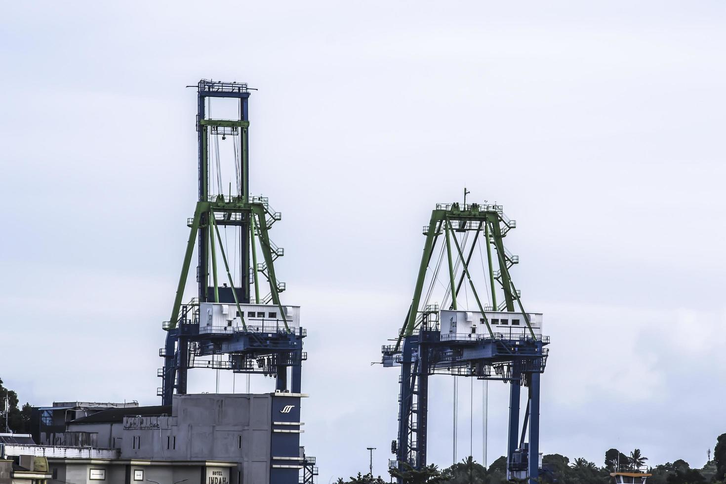 guindaste de cais gigante no estaleiro portuário foto