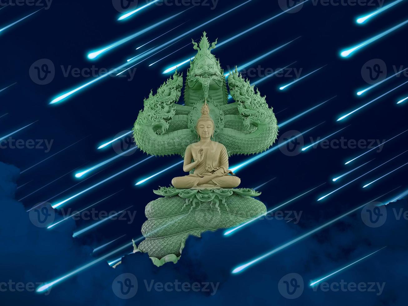 Buda protegido pelo capô do mítico meteoro rei naga com chuva no céu noturno foto