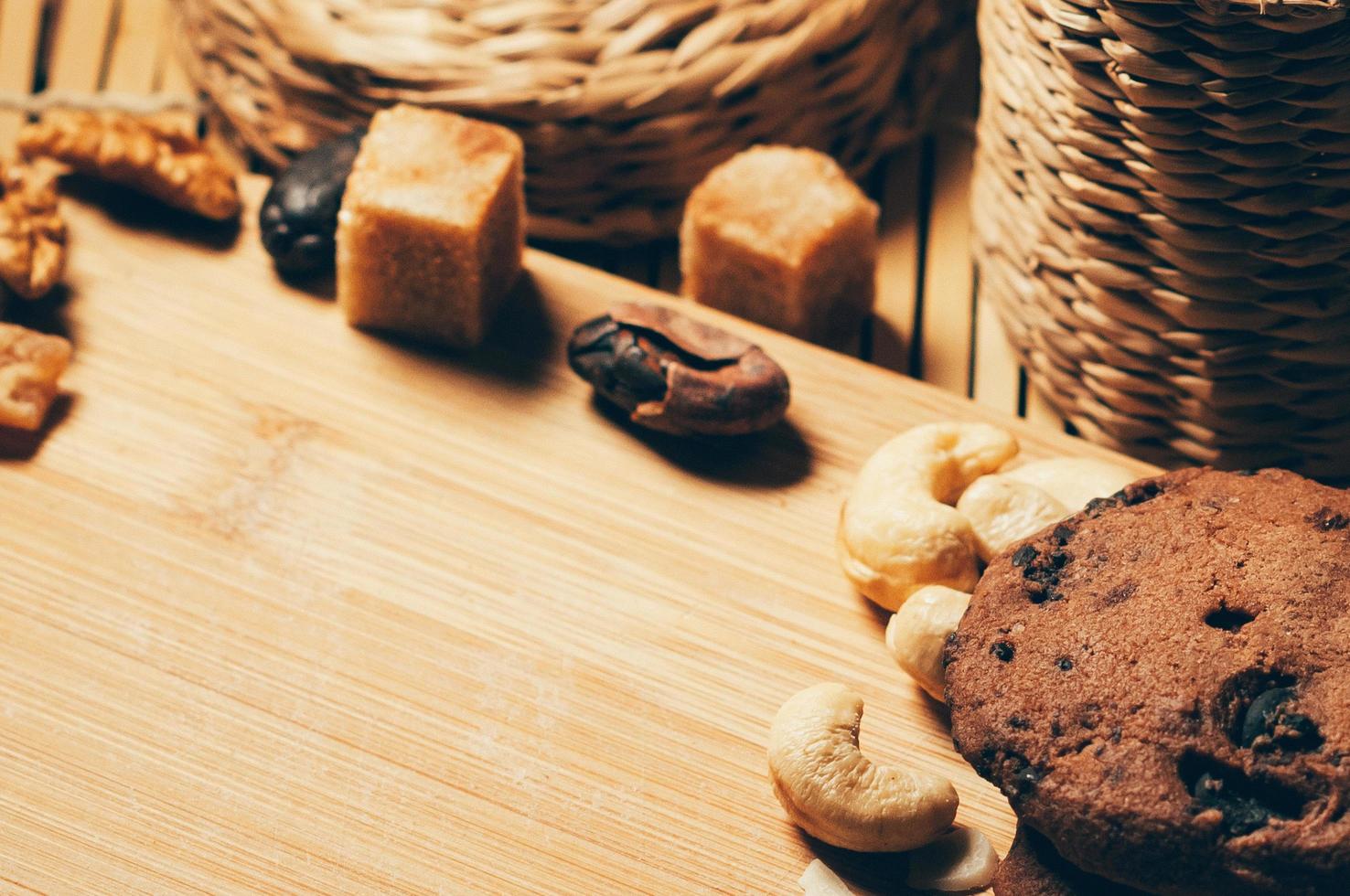 biscoitos de chocolate crocantes redondos com especiarias e nozes em uma mesa foto