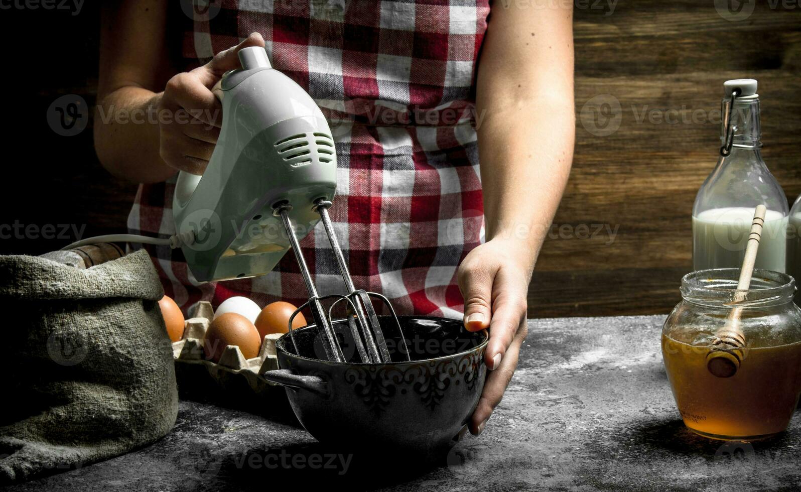 massa fundo. uma mulher é preparando uma fresco massa. foto