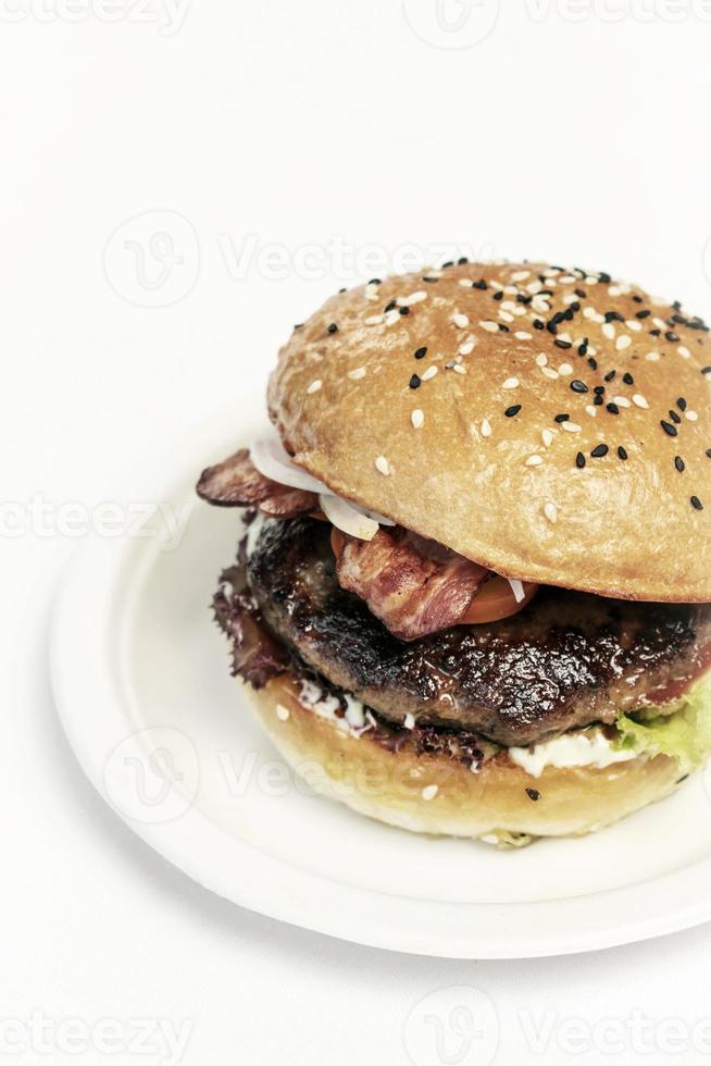 hambúrguer australiano de carne orgânica com bacon na mesa branca foto