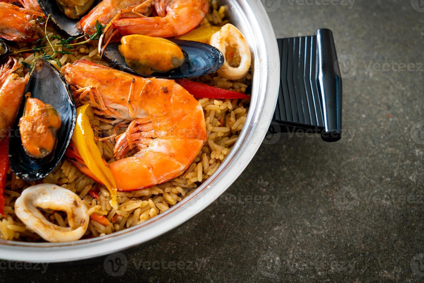 paella de frutos do mar com camarões, amêijoas, mexilhões com arroz de açafrão foto