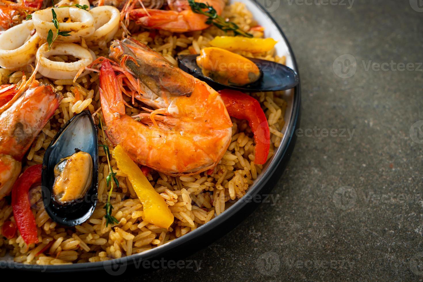 paella de frutos do mar com camarões, amêijoas, mexilhões com arroz de açafrão foto