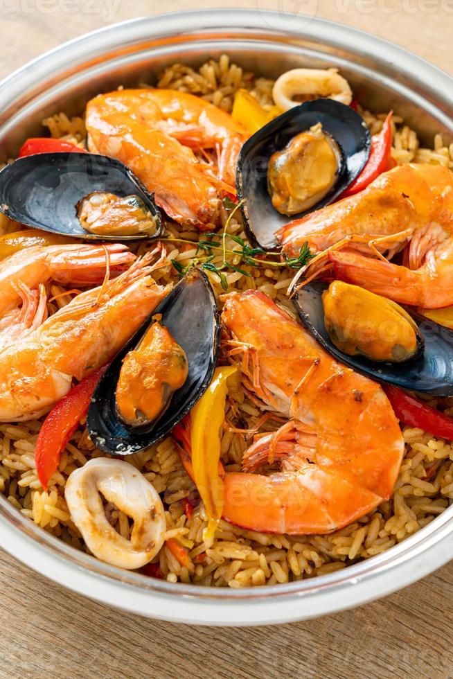 paella de frutos do mar com camarões, amêijoas, mexilhões com arroz de açafrão foto