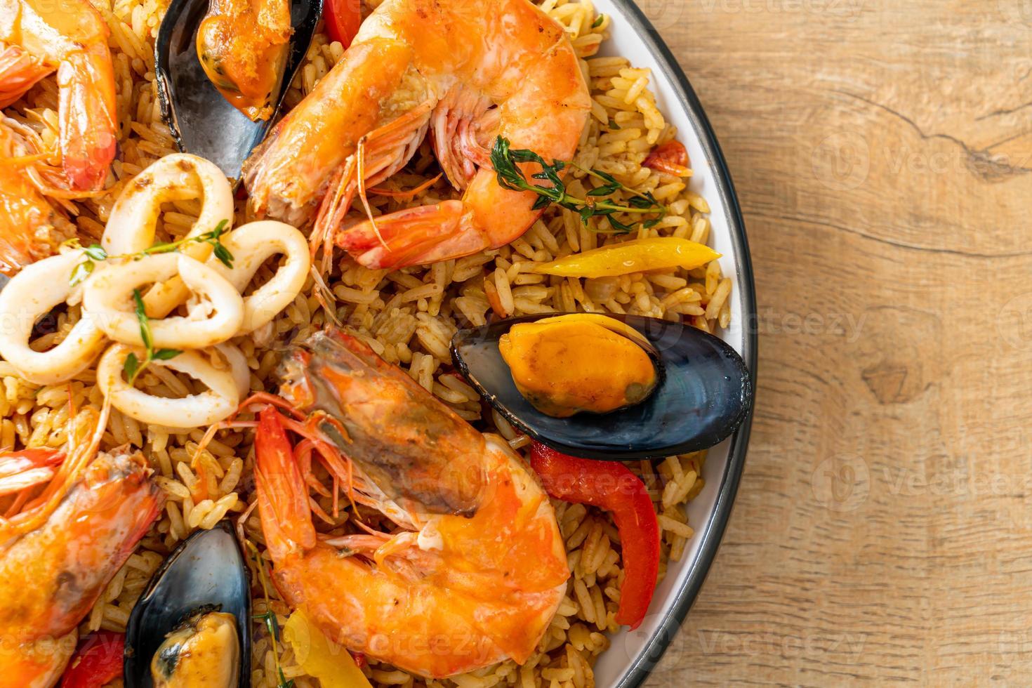 paella de frutos do mar com camarões, amêijoas, mexilhões com arroz de açafrão foto